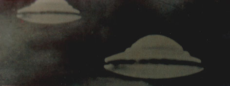 Fot. #L1: rys. T1 z monografii [1/4] oraz rys. K4 z monografii [1e]. Pokazuje on telekinetyczne UFO typu K7.